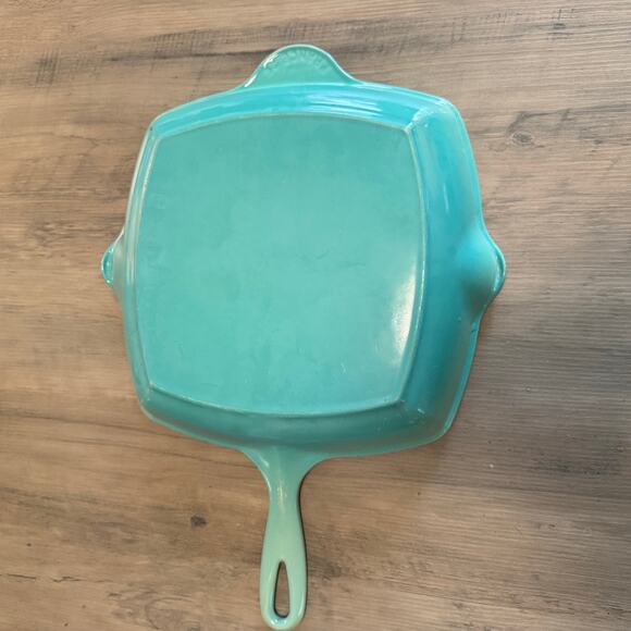 Le Creuset Enameled Cast Iron Signature Square Skillet Grill 10.25” - Picture 4 of 4